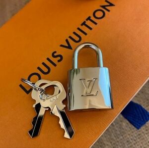🔥 Authentic and *VERY RARE* Brand New SILVER LV Lock + 2 keys🔥
